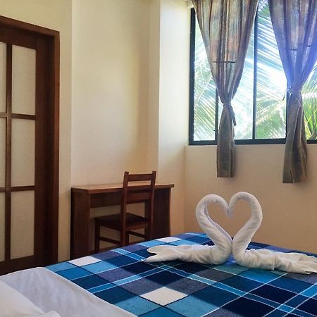 بويرتو أيورا Hostal Baltra المظهر الخارجي الصورة
