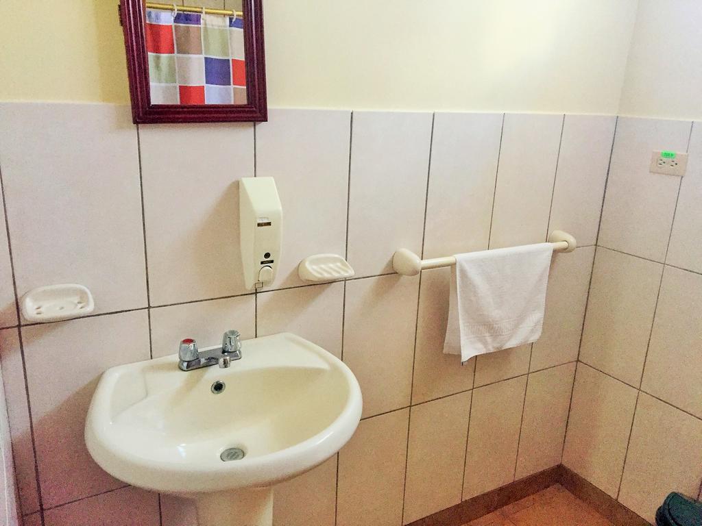 بويرتو أيورا Hostal Baltra المظهر الخارجي الصورة